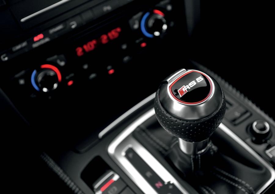 Детали интерьера Audi RS5 Coupe 2010 года  (WW) (фото 20 из 66)